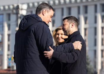 Sánchez viaja a Kiev y se reúne con Zelenski  para mostrar su apoyo  a Ucrania tras tres años de guerra