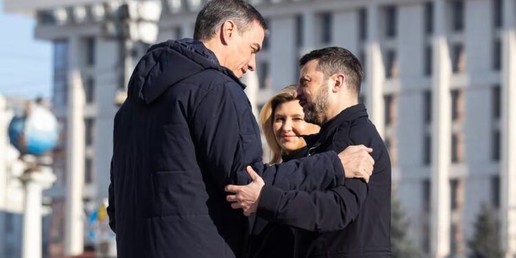 Sánchez viaja a Kiev y se reúne con Zelenski  para mostrar su apoyo  a Ucrania tras tres años de guerra