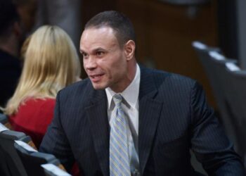 Trump nombra al comentarista político Dan Bongino como subdirector del FBI