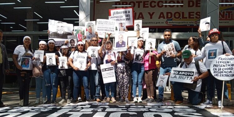 Familiares de Presos Políticos consigan documento ante la Defensoría del Pueblo durante «Ruta de la Justicia»