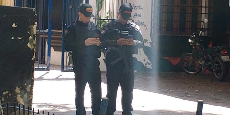 Denuncia que agentes del Sebin amedrentaron a familiares de presos políticos frente a la Defensoría del Pueblo