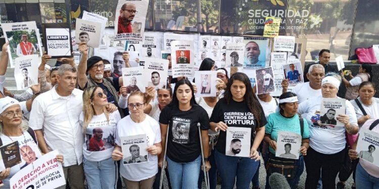 Familiares de Presos Políticos en la Ruta por la Justicia protestan en el Ministerio de Servicios Penitenciarios