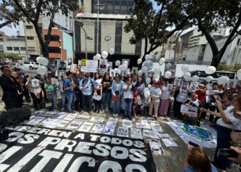 Familiares de presos políticos piden su liberación frente al Ministerio Público en la marco de la Ruta por la Justicia