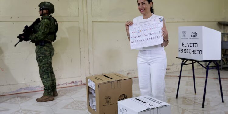 Candidata correísta Luisa González denuncia «irregularidades» en elecciones de Ecuador tras ejercer su voto: “El pueblo ecuatoriano va a vencer”
