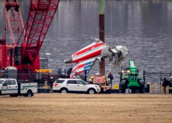 Recuperan principales piezas del avión y el helicóptero que colisionaron en Washington