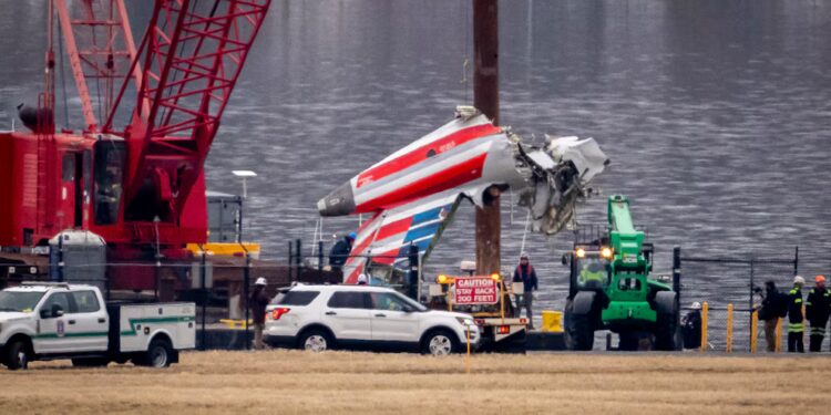 Recuperan principales piezas del avión y el helicóptero que colisionaron en Washington