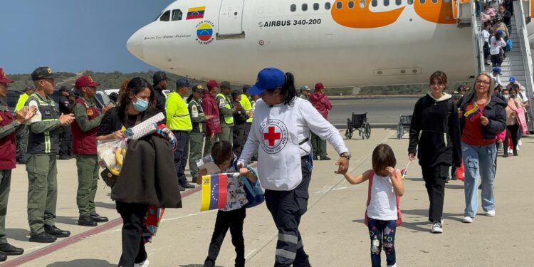 Cruz Roja Venezolana asistió a niños que regresan al país en tercer vuelo de migrantes
