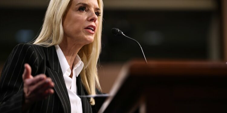 Fiscal general de EEUU solicita pena de muerte a inmigrantes ilegales con delitos graves