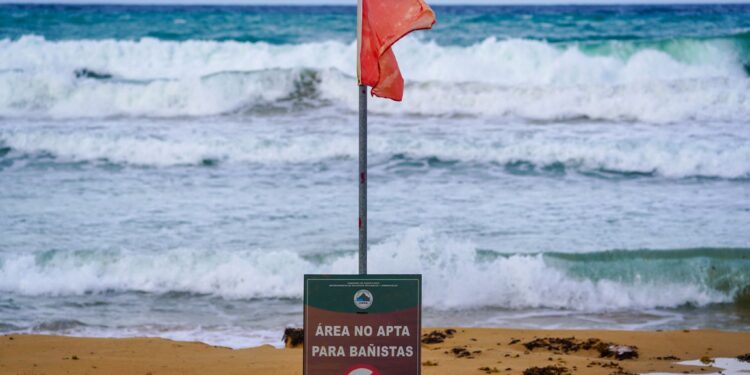 Sismo de magnitud 7,6 sacudió generando breves alerta de tsunami en varios países de la región