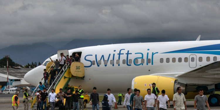 EE.UU. reanudará los vuelos de deportación a Venezuela el próximo mes, asegura funcionario