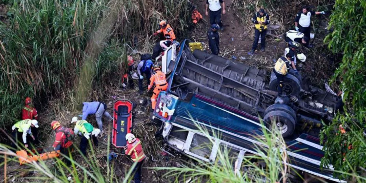 Al menos 40 muertos tras caer un autobús desde un puente en Guatemala