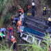 Al menos 40 muertos tras caer un autobús desde un puente en Guatemala