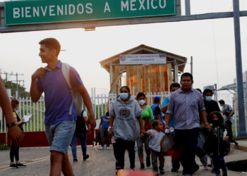 Migrantes continúan su avance hacia la frontera pese a mayor vigilancia y llegada de Trump