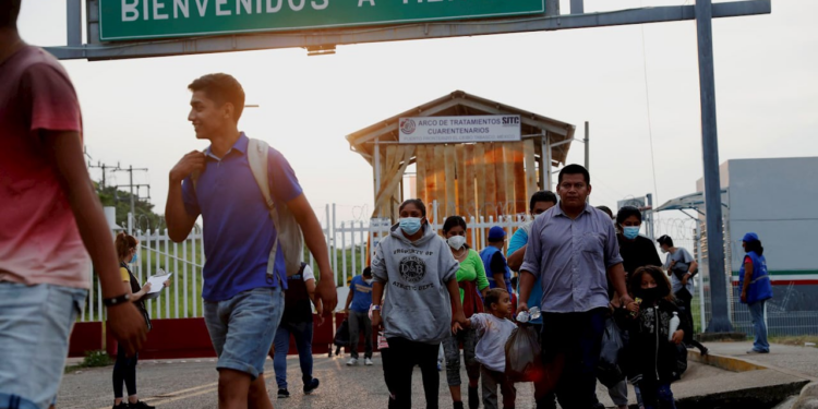Migrantes continúan su avance hacia la frontera pese a mayor vigilancia y llegada de Trump
