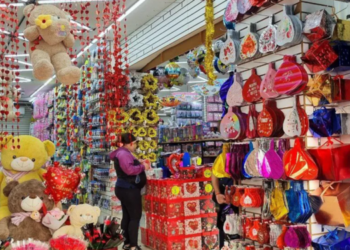 Parejas priorizan necesidades básicas sobre los regalos románticos por el Día de San Valentín