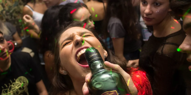 Alcohólicos Anónimos alerta sobre el alto consumo de licor en adolescentes venezolanos