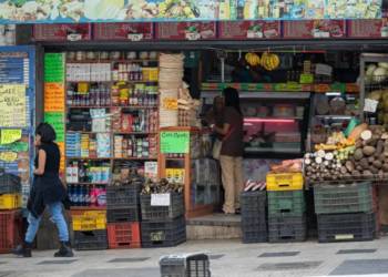 El 65% de los hogares venezolanos prefieren hacer compras en abastos y panaderías