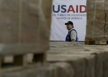 Un juez federal bloquea temporalmente la orden de Trump de congelar la ayuda exterior