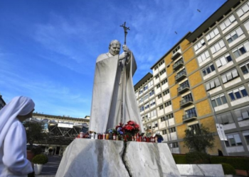 Preocupación por la salud del papa Francisco: su cuadro «es complejo» y requiere «hospitalización adecuada»