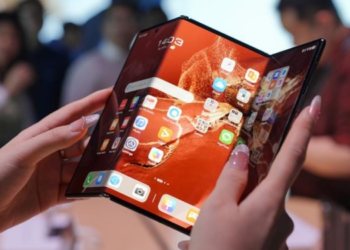 Huawei saca al mercado internacional su teléfono móvil de triple pantalla 