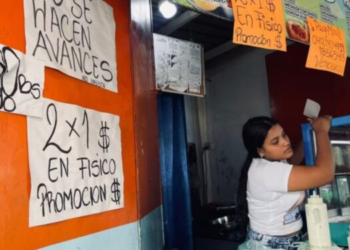 Comerciantes venezolanos se las ingenian para evitar pérdidas por brecha entre dólar oficial y paralelo 