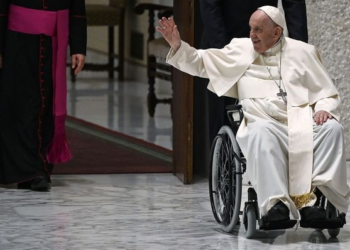 El papa sufre «neumonía bilateral» y su cuadro clínico sigue siendo «complejo»