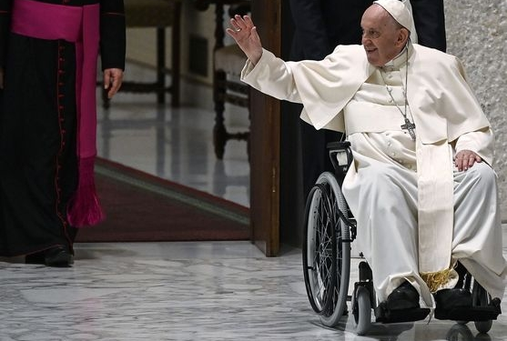 El papa sufre «neumonía bilateral» y su cuadro clínico sigue siendo «complejo»