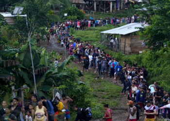 Trasladan a 109 migrantes deportados de EE.UU. desde un hotel de Panamá hasta el Darién