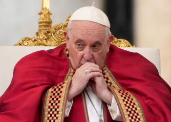 El Vaticano aseguró que los análisis de sangre del papa Francisco muestran una “leve mejoría”