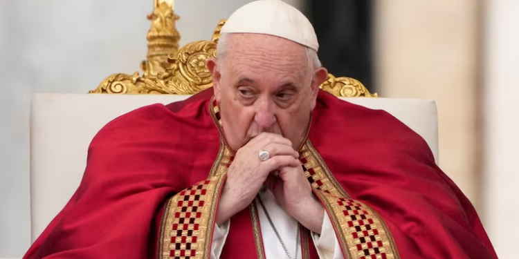 El Vaticano aseguró que los análisis de sangre del papa Francisco muestran una “leve mejoría”