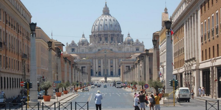 El papa sigue con su tratamiento: su humor es bueno y el Vaticano se organiza para rezar el rosario