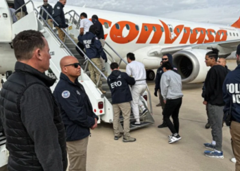 Aterriza en Venezuela un avión con 242 migrantes deportados, entre ellos mujeres y niños