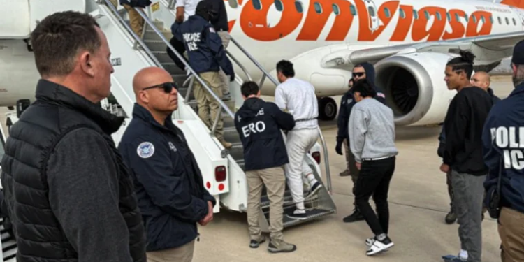 Aterriza en Venezuela un avión con 242 migrantes deportados, entre ellos mujeres y niños