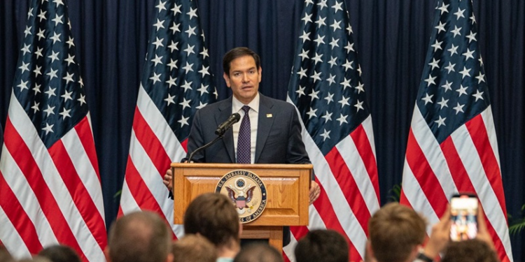 El secretario de Estado de EEUU, Marco Rubio, llega a El Salvador para reunirse con Bukele