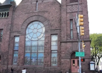 Un juez impide al Gobierno de Trump arrestar a migrantes en algunos lugares de culto