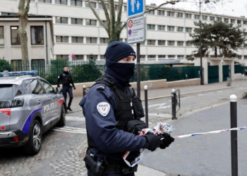 Una turista en Paris mató a su bebé recién nacido al tirarlo por la ventana de su hotel