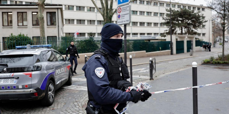 Una turista en Paris mató a su bebé recién nacido al tirarlo por la ventana de su hotel