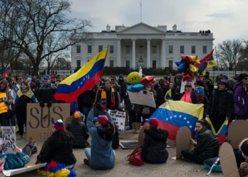 Activistas y migrantes denuncian caos y desesperación tras primeras deportaciones de Trump