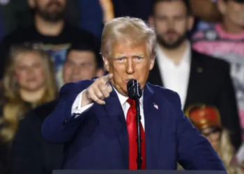 Trump afirmó que USAID está dirigida por “lunáticos radicales” mientras demócratas exigen respuestas