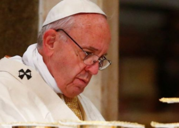 Papa Francisco sale de la fase crítica pero el prónostico todavía es reservado, dice El Vaticano