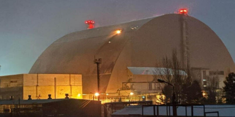 La agencia atómica de la ONU advirtió que el sarcófago de Chernobyl sufre incendios latentes tras el ataque de un dron ruso