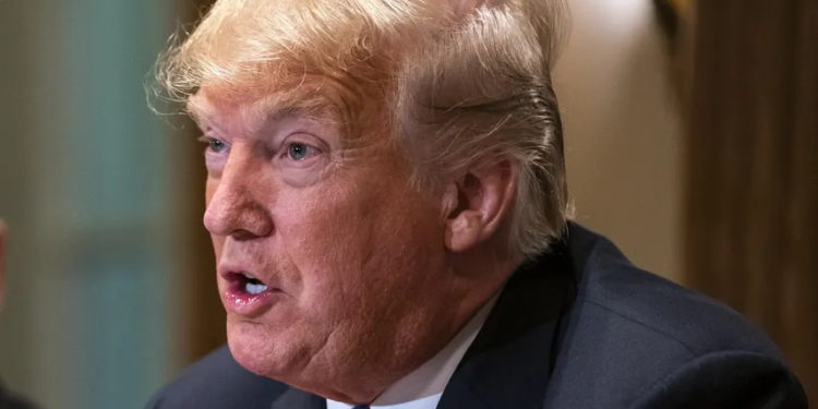 Jueza paraliza a nivel nacional orden de Trump para acabar con ciudadanía por nacimiento