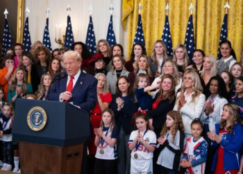 Trump firma una orden para prohibir a mujeres transgénero competir en deportes femeninos