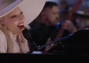Lady Gaga rinde homenaje a víctimas de New Orleans y Los Ángeles en su presentación sorpresa en el Super Bowl