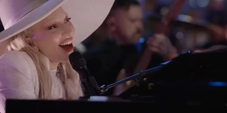 Lady Gaga rinde homenaje a víctimas de New Orleans y Los Ángeles en su presentación sorpresa en el Super Bowl