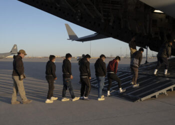 Demandan al Gobierno Trump para detener las «expulsiones aceleradas» de inmigrantes