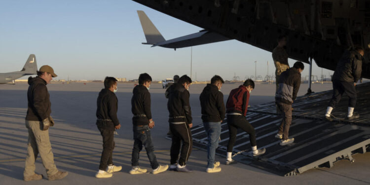 Demandan al Gobierno Trump para detener las «expulsiones aceleradas» de inmigrantes