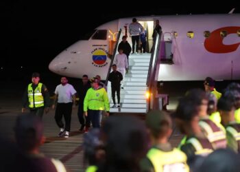 Régimen confirma que vuelos de deportación están paralizados tras revocatoria de licencia a Chevron