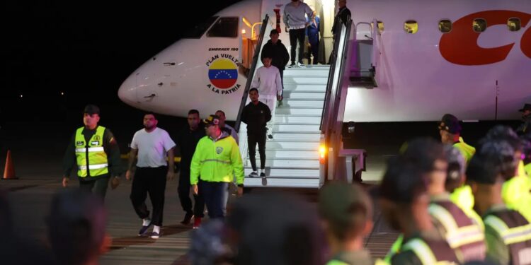 Régimen confirma que vuelos de deportación están paralizados tras revocatoria de licencia a Chevron