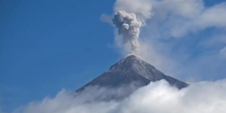 Al menos 1.000 personas son evacuadas por la erupción del volcán de Fuego en Guatemala